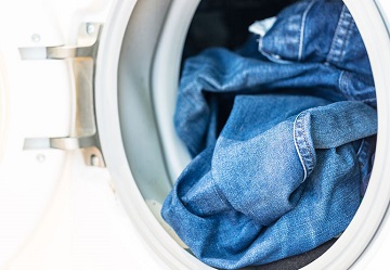 Cách giặt quần jean không ra màu