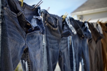 Bí quyết giặt quần jean sạch không ra màu hiệu quả